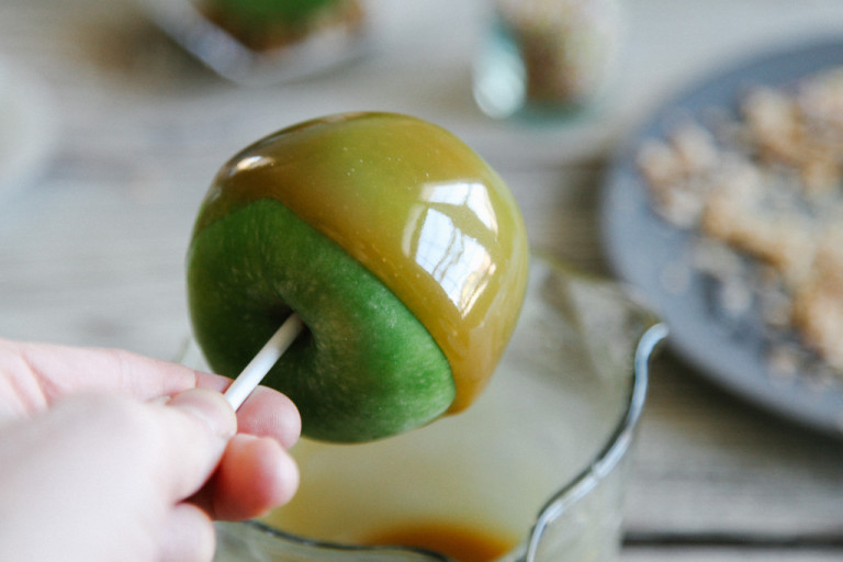 How to Make Caramel Apples at Home