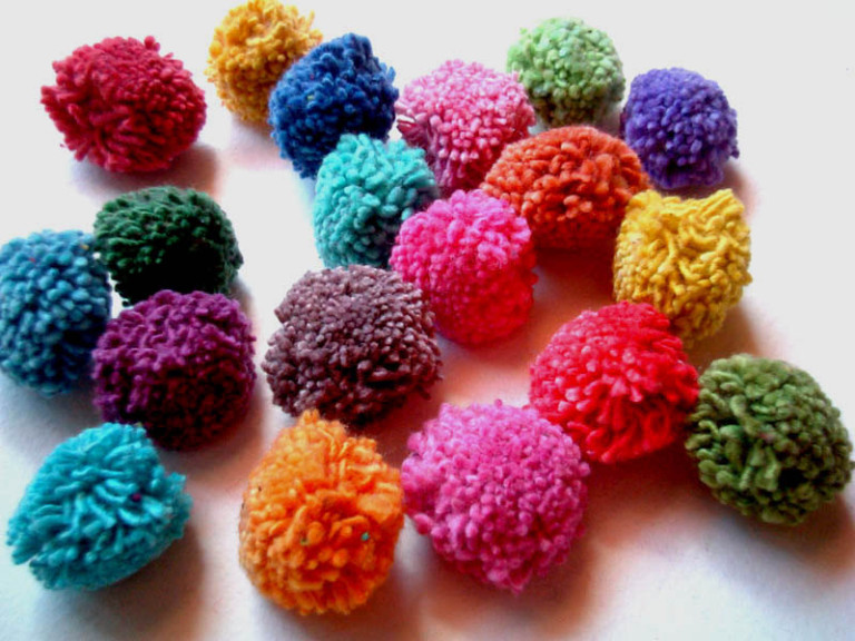 How to make a yarn pom pom